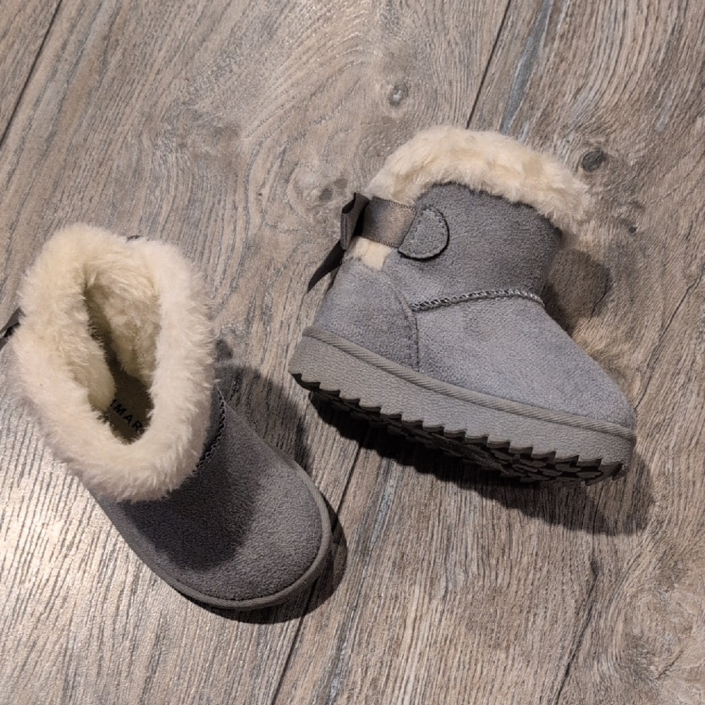 Primark Gray Kids Boots with Cream Fur